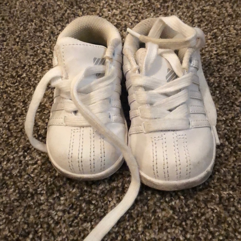 Girls size 5 kswiss